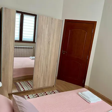 아파트 Urban Taft Stay Skopje-Modern Vodno View Suite With Private Parking